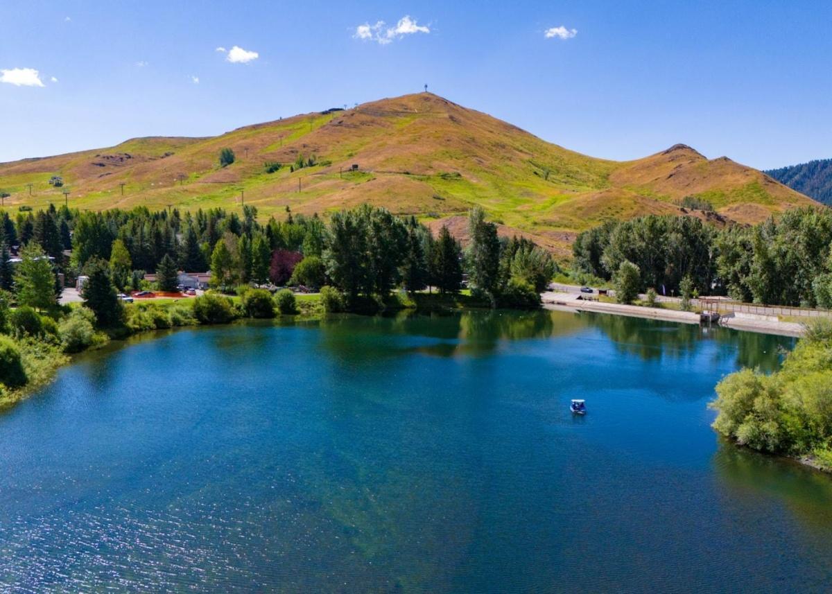 Sun Valley : le camp d'été des milliardaires où se dessinent les plus grands deals du monde… et ce que cela révèle sur le yachting de luxe
