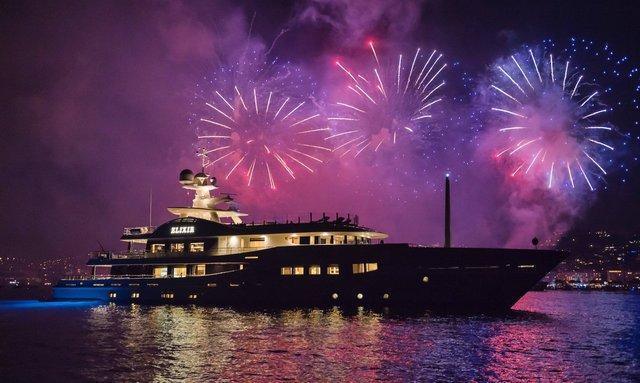 Les plus beaux feux d'artifice à admirer depuis un yacht en Méditerranée