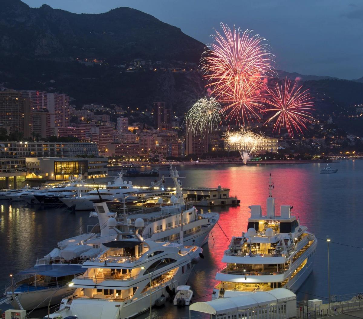 Les plus beaux feux d'artifice à admirer depuis un yacht en Méditerranée Les plus beaux feux d'artifice à admirer depuis un yacht en Méditerranée
