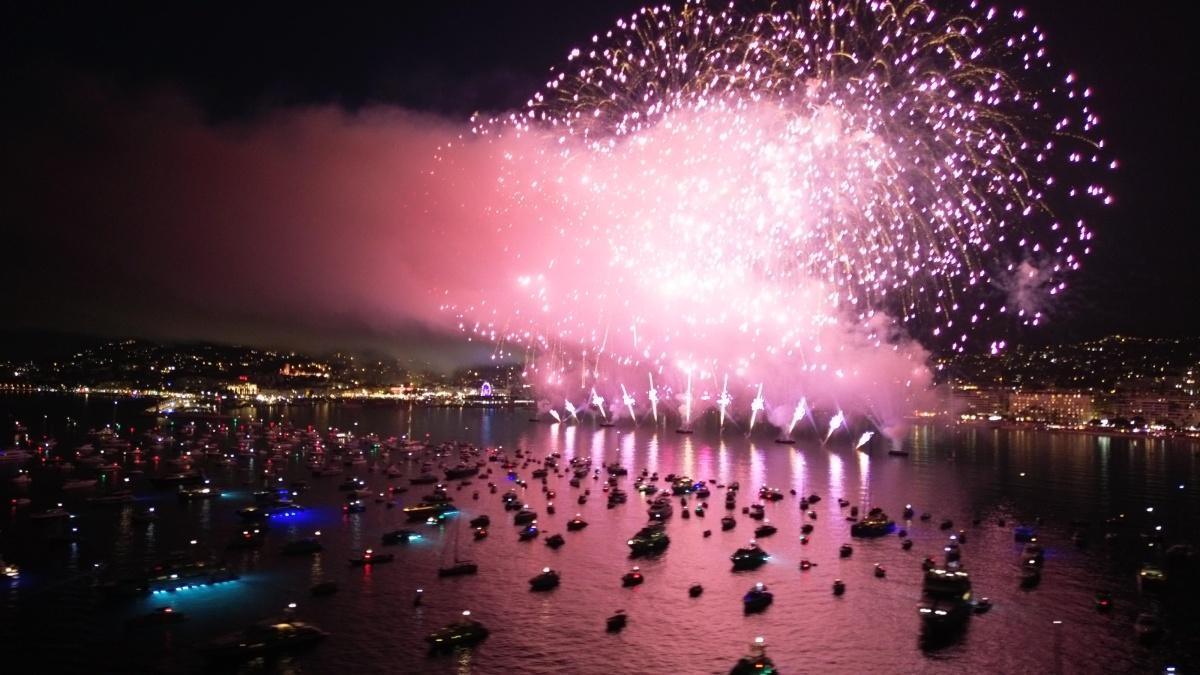 Les plus beaux feux d'artifice à admirer depuis un yacht en Méditerranée Les plus beaux feux d'artifice à admirer depuis un yacht en Méditerranée