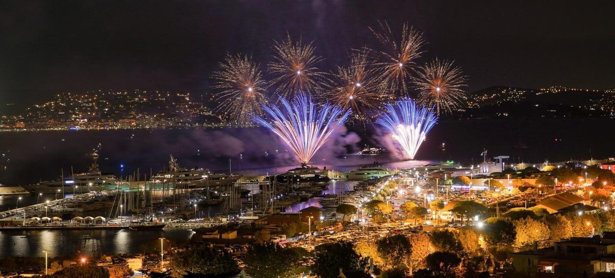 Les plus beaux feux d'artifice à admirer depuis un yacht en Méditerranée