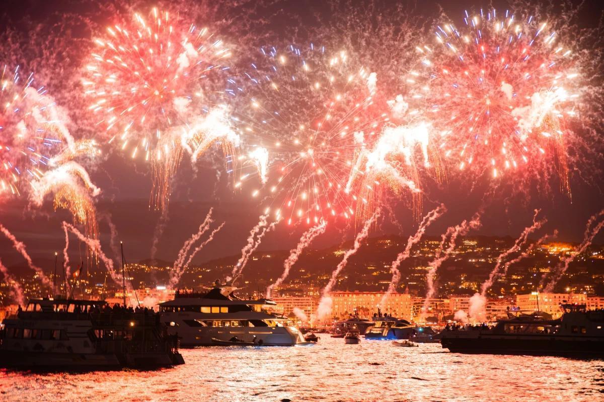 Les plus beaux feux d'artifice à admirer depuis un yacht en Méditerranée