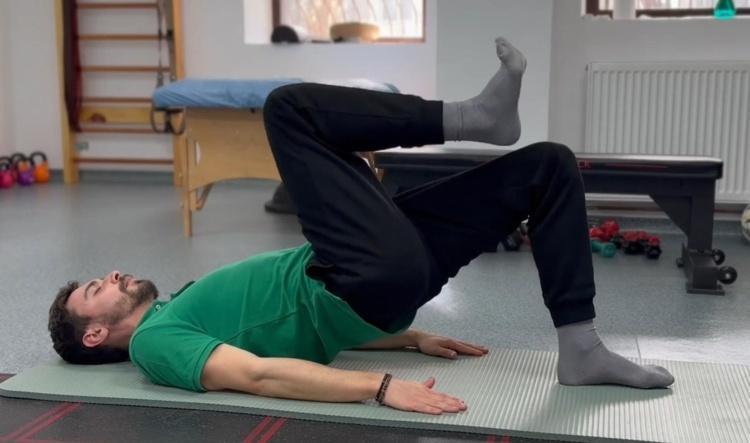 #5 Pod cu ridicări alternative de genunchi (Glute Bridge + March)