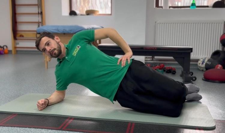 #7 Planșă laterală pe genunchi (Side Plank on Knees)