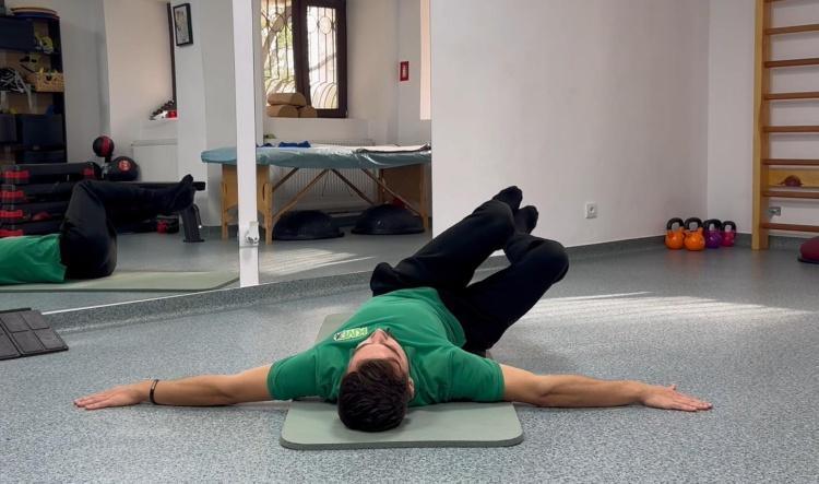 #9 „Ștergător de parbriz” cu picioarele ridicate (Supine Leg Wipers)