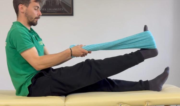 #16 Întindere ischiogambieri (spatele coapsei) (Hamstring Stretch – supine)