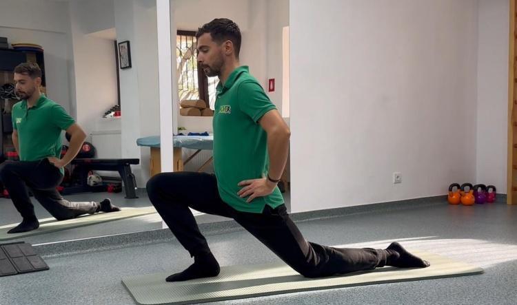 #17 Întindere flexori șold (Hip Flexor Stretch – half-kneeling)