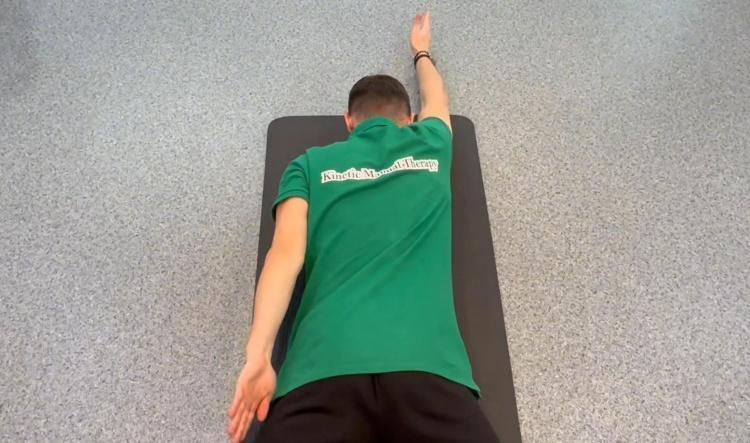 #3 Pe burtă: alternativ un braț sus, unul jos (Alternating Arm Lifts – Prone)