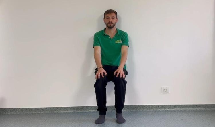 #7 În șezut, la perete (Wall Sit)