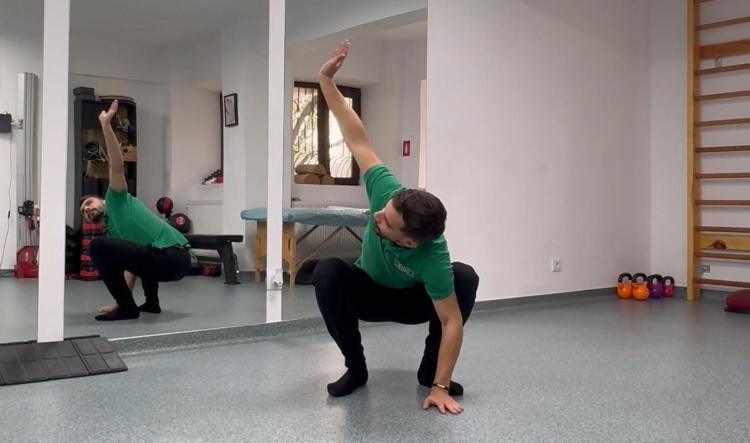 #12 Genuflexiune cu rotație (Squat with Rotation)