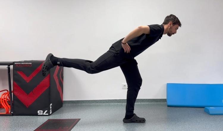 #13 Aplecări pe un picior cu genunchiul ușor îndoit (Single-Leg RDL – knee soft)