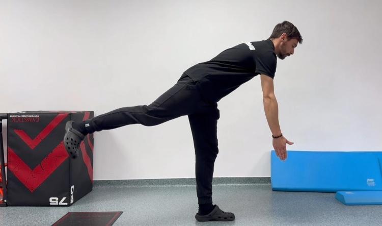 #14 Aplecări pe un picior cu genunchiul întins (Single-Leg Hinge – straighter knee)