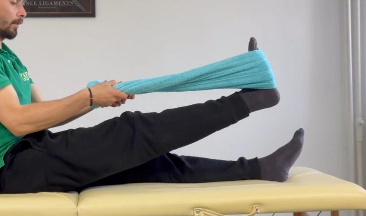 #18 Întindere ischiogambieri (spatele coapsei) (Hamstring Stretch – supine)