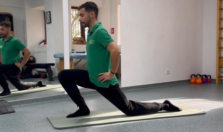 #19 Întindere flexori șold (Hip Flexor Stretch – half-kneeling)