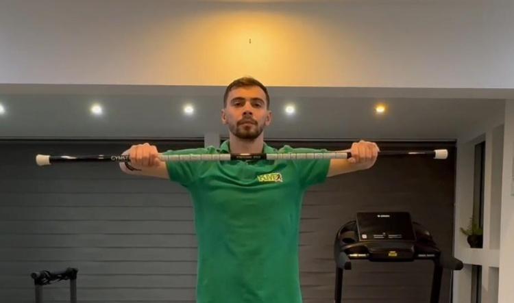 #15 Băț ridicat la nivelul umărului, sus-jos + rotație umeri (Shoulder-level stick rotations)