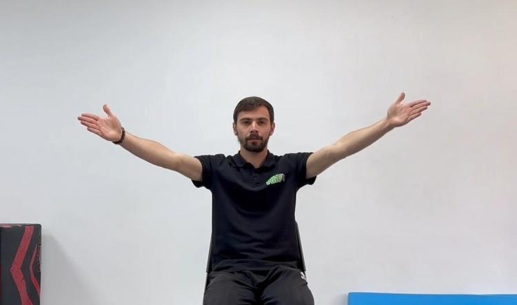 #20 Pe scaun – brațele întinse pe diagonală (Seated diagonal arm reaches)