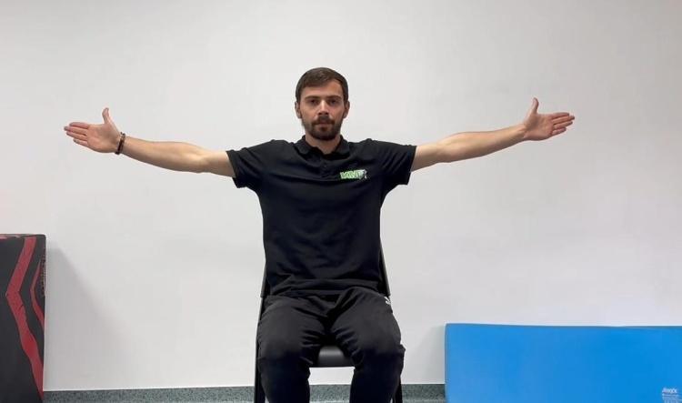 #22 Pe scaun – brațele întinse în lateral sus-jos (Seated side arm raises)