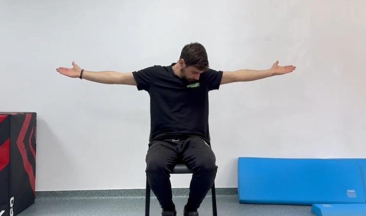 #24 Pe scaun – capul merge pe diagonală (Seated diagonal neck movement)