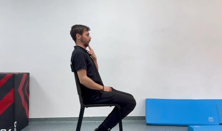 #4 Chin tuck cu rezistență (Chin tuck with resistance)