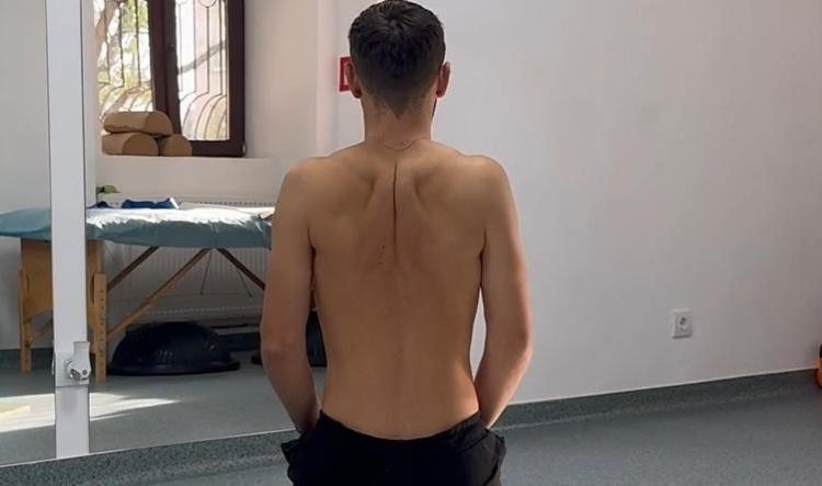 #5 Retragere omoplați (Shoulder blade squeeze)