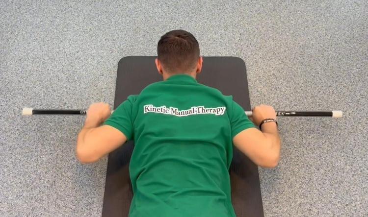  #11 Băț fața în jos – tragem la piept (Prone stick row to chest)