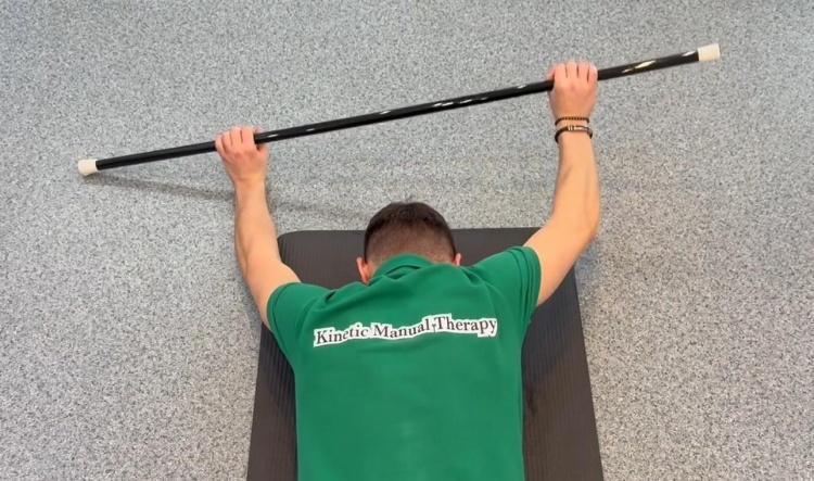 #12 Băț pe burtă – ridicăm o mână (Prone single-arm lift with stick)