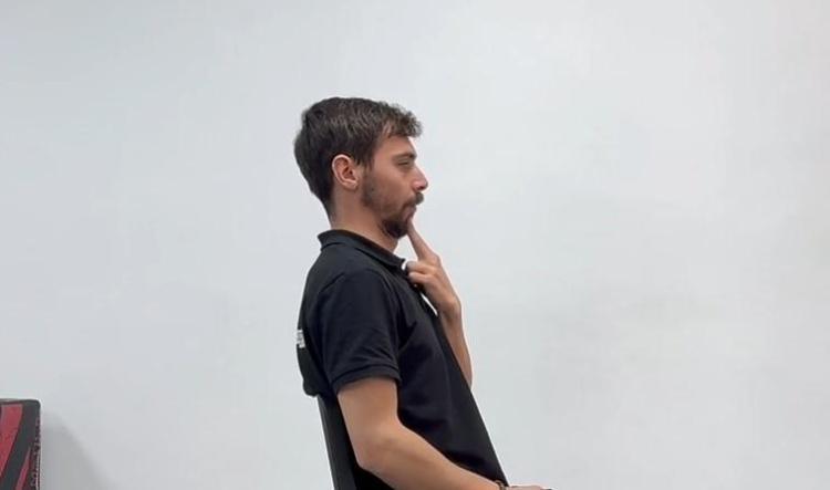 #4 Chin tuck – bărbia retrasă (Chin tuck)