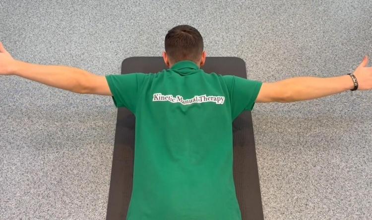 #6 Pe burtă – brațele la nivelul umerilor, sus-jos (Prone shoulder-level arm lifts)