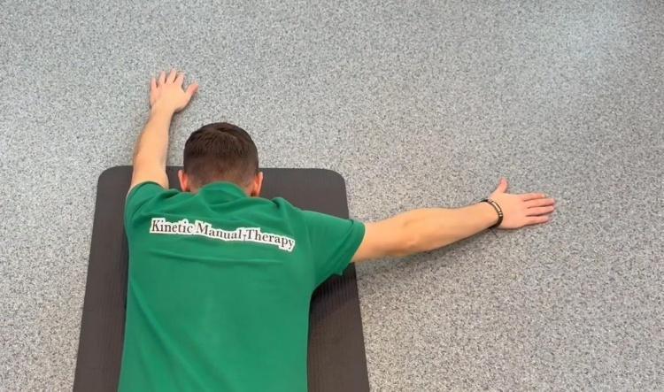 #7 Pe burtă – un braț sus, unul lateral (Prone one-arm-up one-arm-side lift)