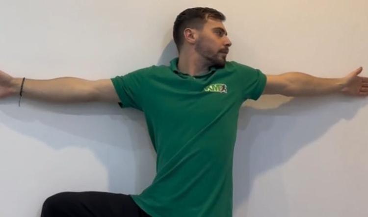 #12 La perete – rotații de trunchi (Wall trunk rotations)