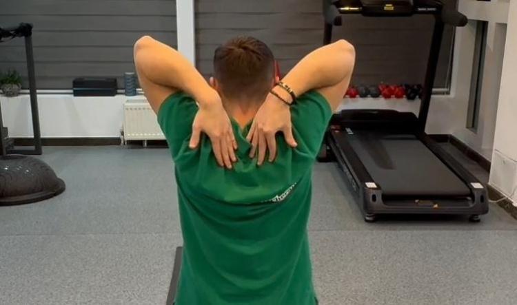 #13 Pe genunchi – ambele brațe la spate și după cap (Kneeling hands-behind-back)