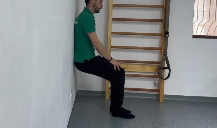#15 Stat la perete (Wall sit)