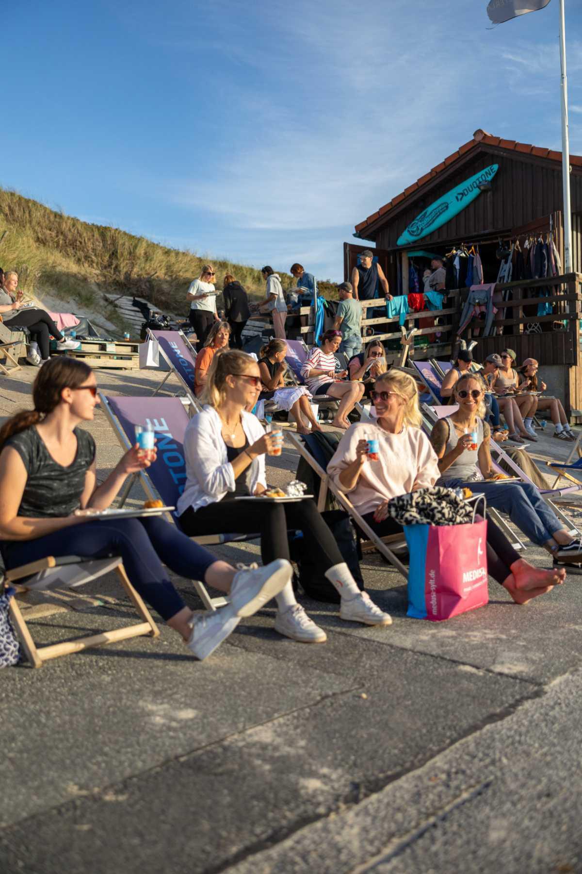 Bei der Surfschule mit Freunden