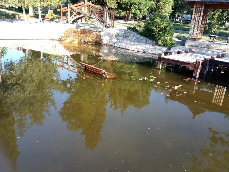 Вандали хвърлиха пейка в езерото в старозагорския парк „Артилерийски“