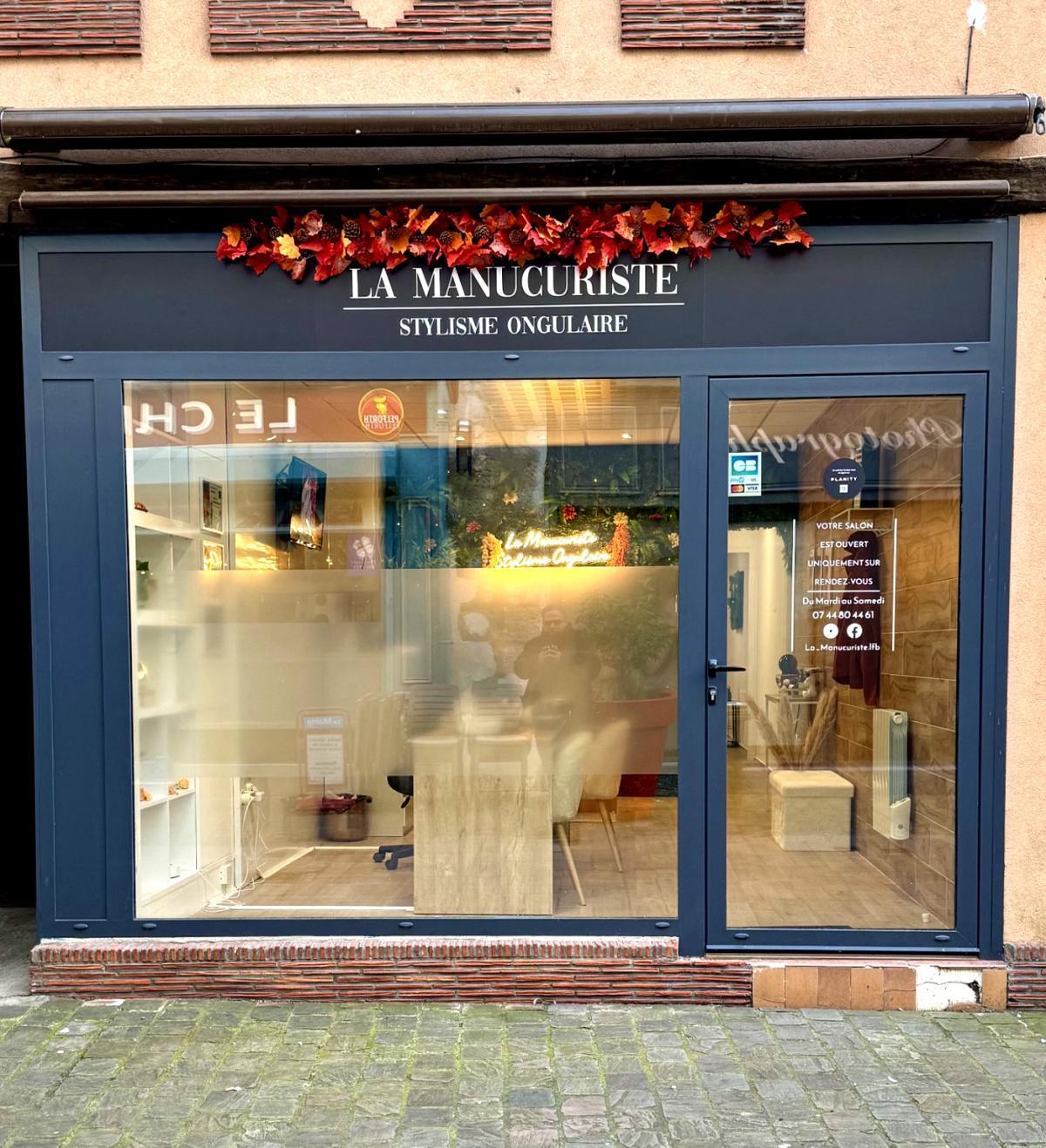 La Manicuriste La Manicuriste