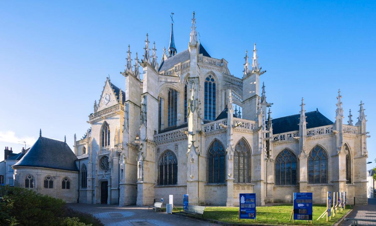L'église Notre-Dame-des-Marais et la ville vue du haut de la tour-clocher