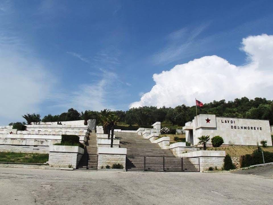 Varrezat e Dëshmorëve në Lushnjë Varrezat e Dëshmorëve në Lushnjë