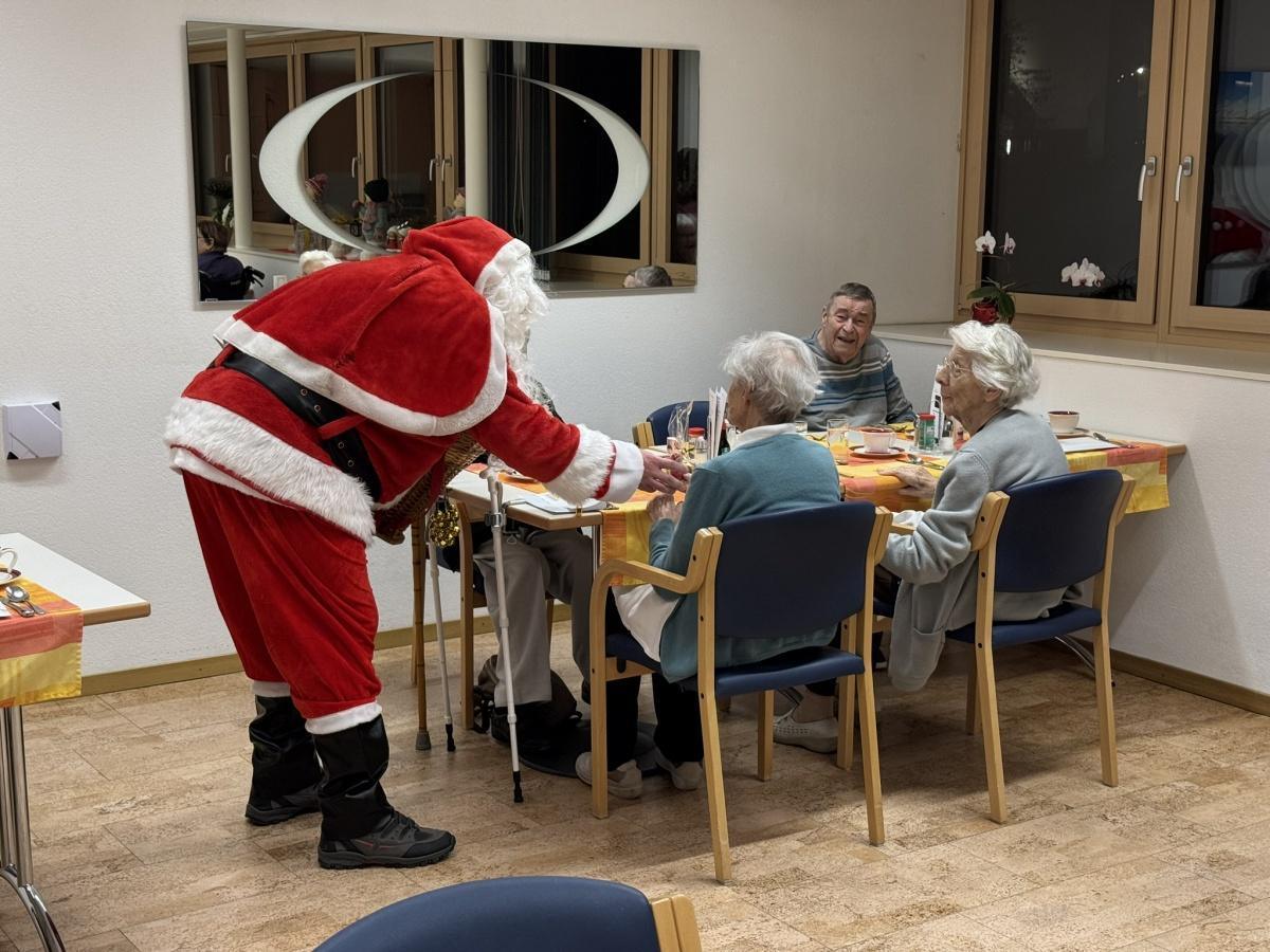 Pendant le marché de Noël, le Saint-Nicolas...