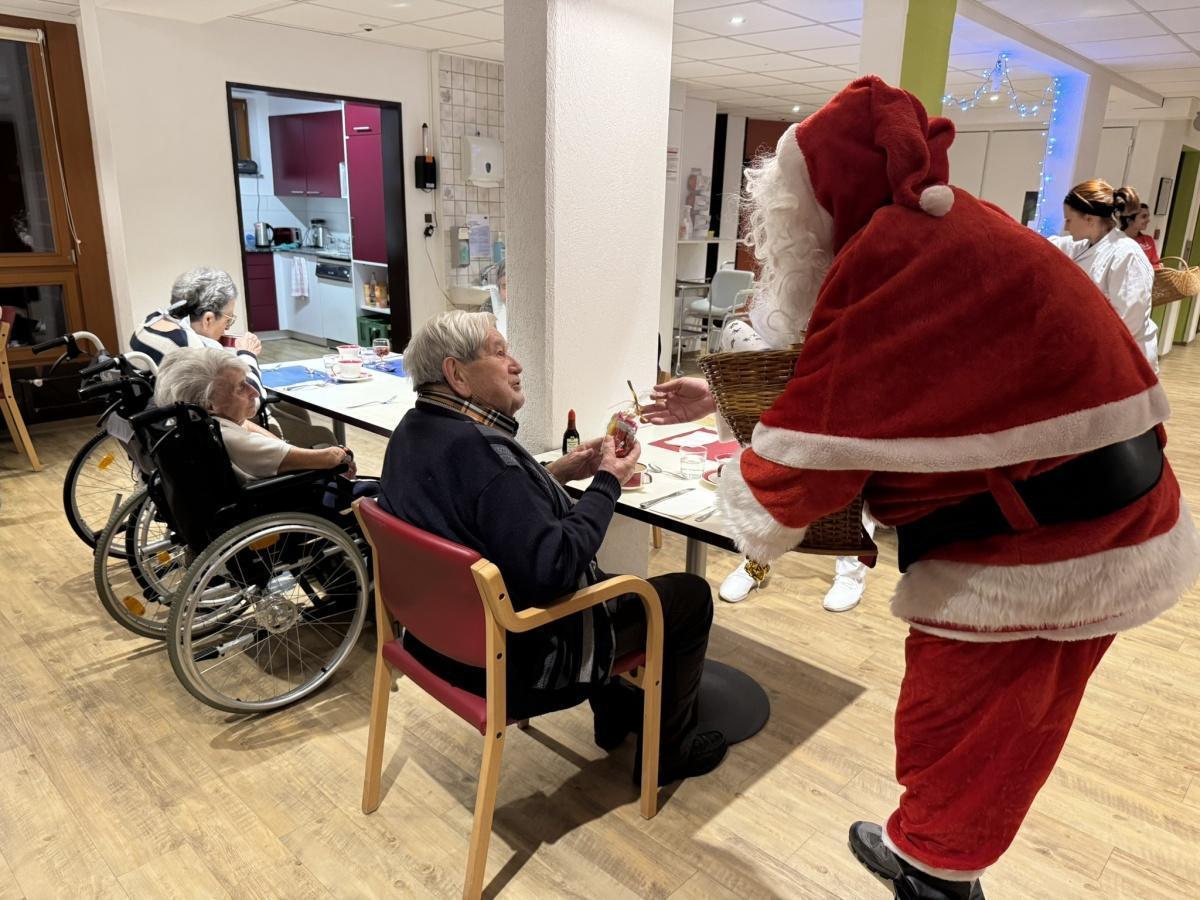 Pendant le marché de Noël, le Saint-Nicolas...