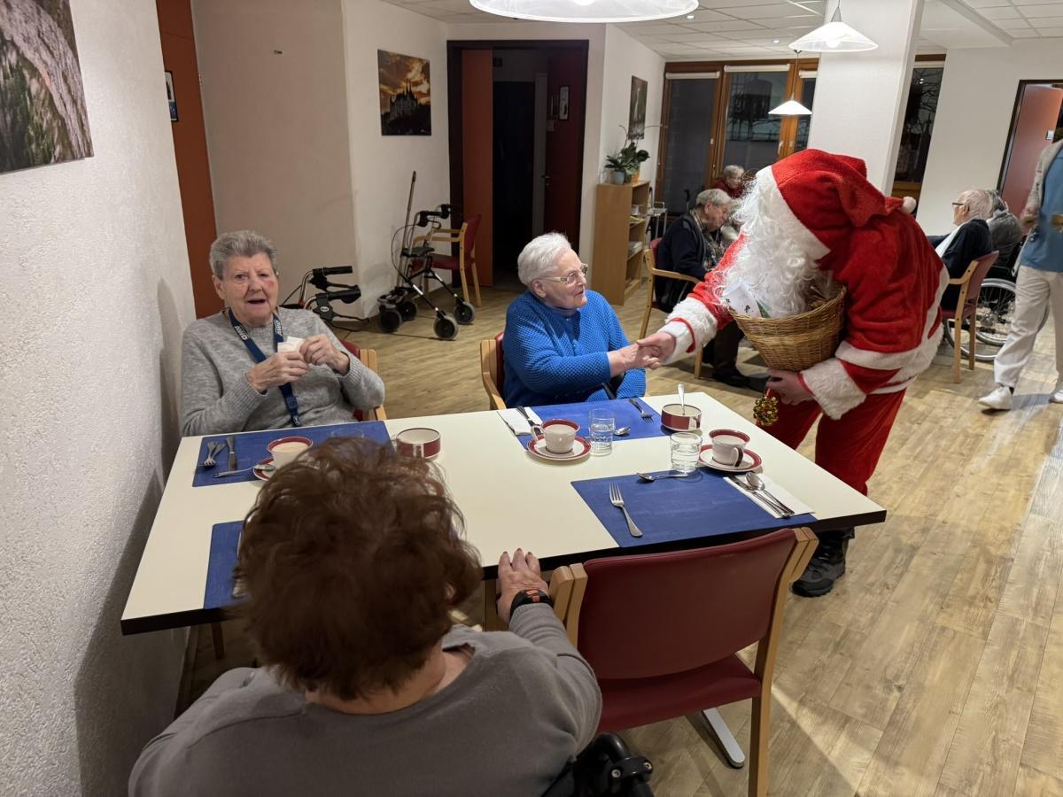 Pendant le marché de Noël, le Saint-Nicolas...