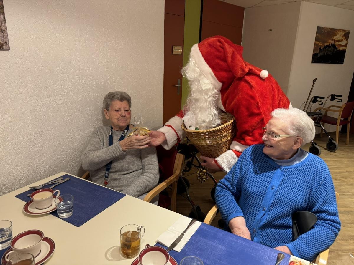 Pendant le marché de Noël, le Saint-Nicolas...