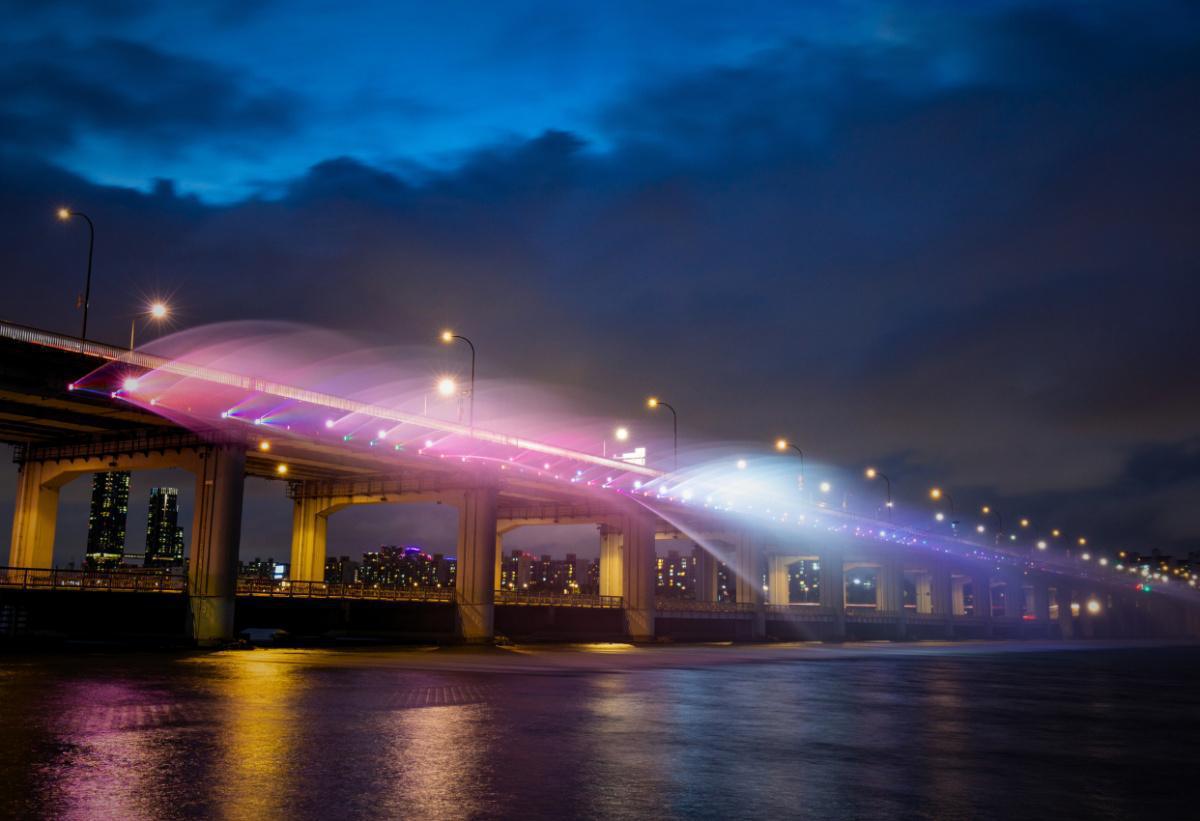 Pont Banpo, célèbre pont avec fontaine lumineuse