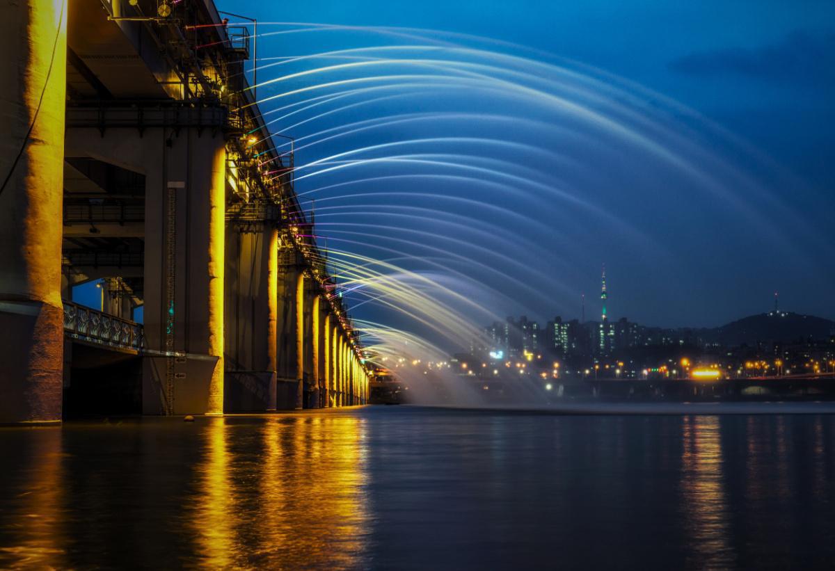 Pont Banpo, célèbre pont avec fontaine lumineuse
