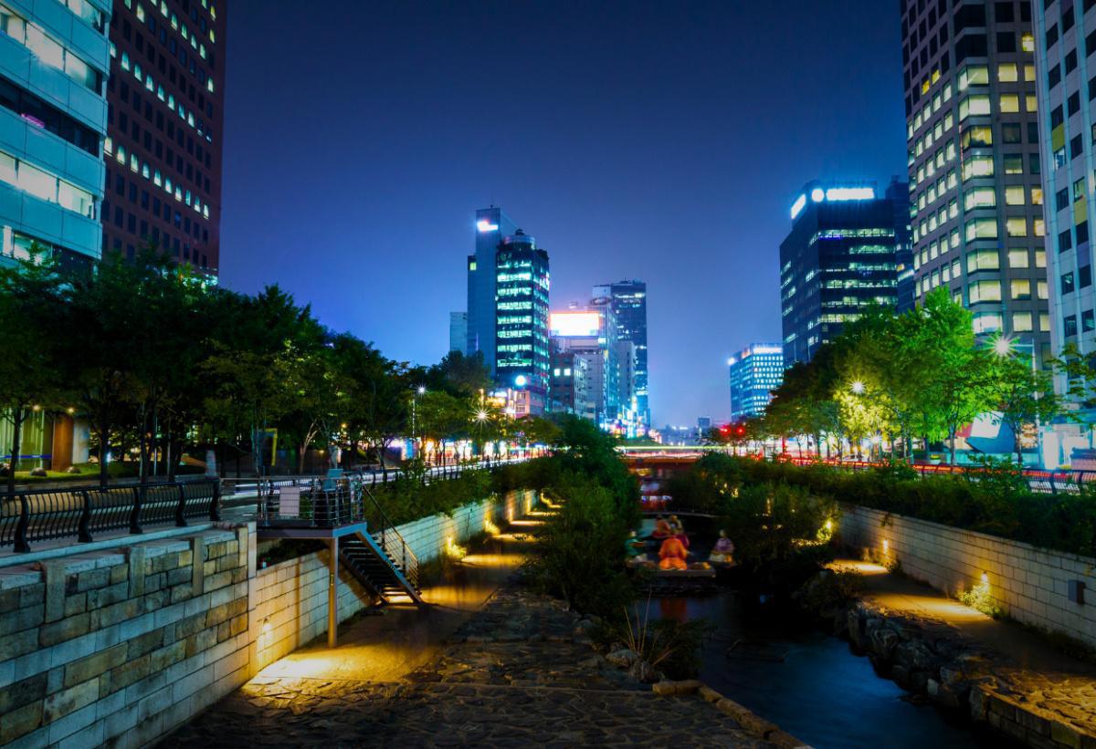 Cheonggyecheon Stream, une rivière urbaine aménagée au cœur de la ville