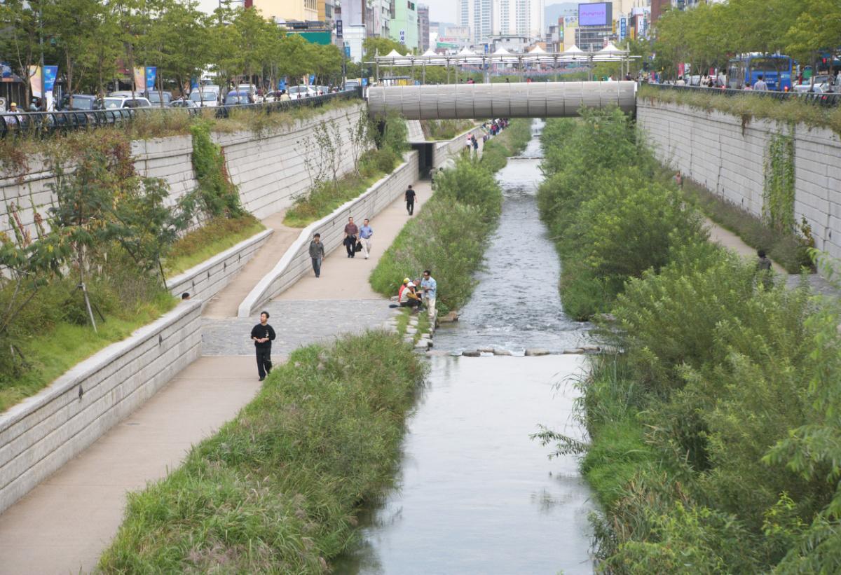 Cheonggyecheon Stream, une rivière urbaine aménagée au cœur de la ville Cheonggyecheon Stream, une rivière urbaine aménagée au cœur de la ville