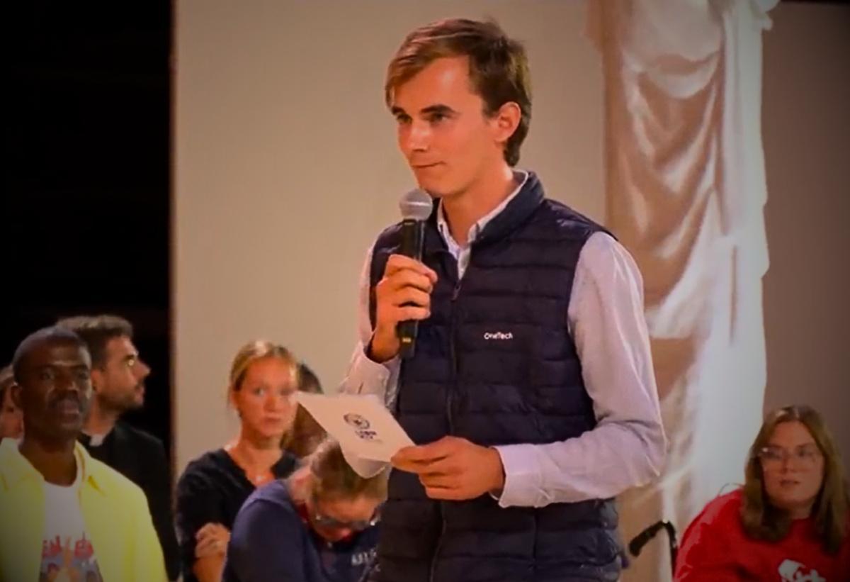 Nous, les jeunes, nous voulons nous engager ! Cependant, il est souvent difficile de savoir comment orienter sa vie pour se donner sans compter [...] Comment discerner où le Seigneur nous attend pour servir et offrir notre vie ?
