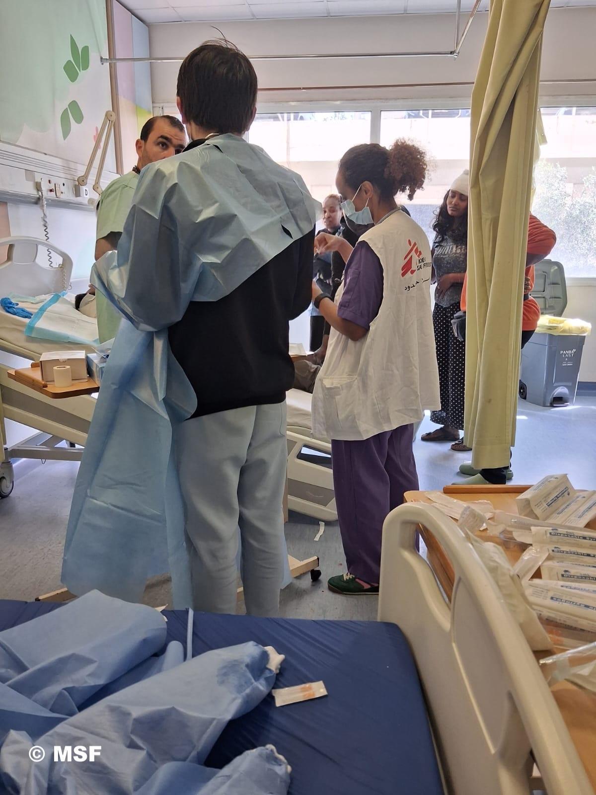 Beirut, afflusso massiccio di feriti dopo un bombardamento vicino a un ospedale Beirut, afflusso massiccio di feriti dopo un bombardamento vicino a un ospedale