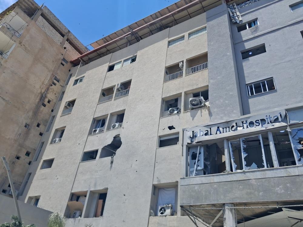 Libano, colpito l’ospedale Jabal Amel di Tiro: morti, oltre cento feriti e reparti devastati