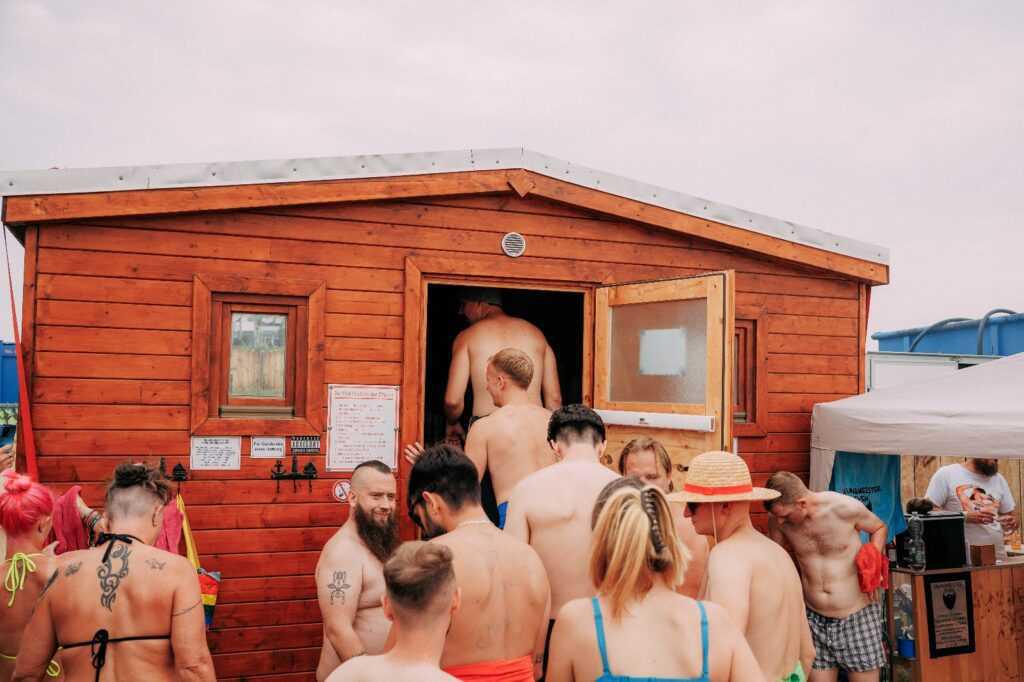 Saunameister Sven – Die verrückteste Festival-Sauna Deutschlands Saunameister Sven – Die verrückteste Festival-Sauna Deutschlands