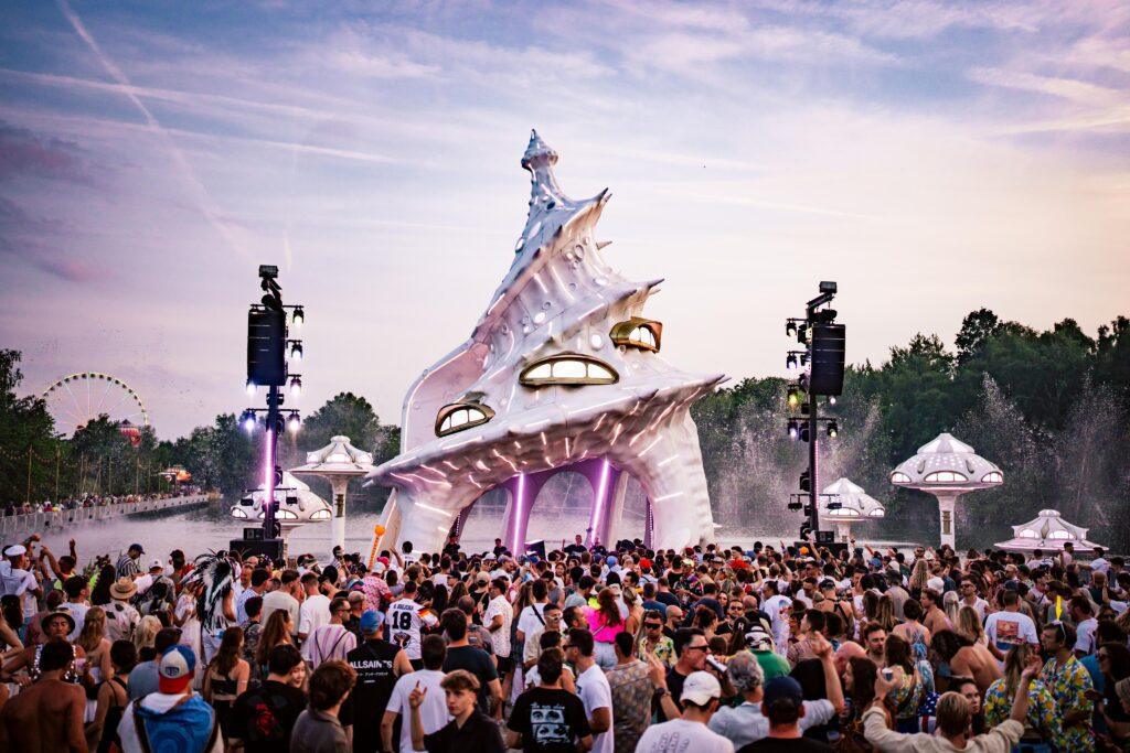 Tomorrowland 2025 – Tag 4: Drachen, Comics und eine Runde Nostalgie